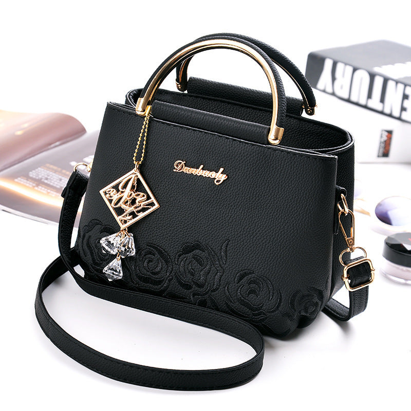 Embroider line handbag is superior fashionable new iron wrapped handbag party a undertakes