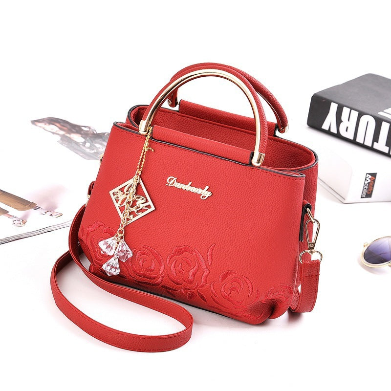 Embroider line handbag is superior fashionable new iron wrapped handbag party a undertakes